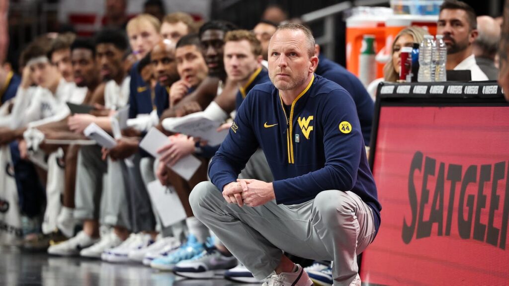 Hoosiers hire WVU's Darian DeVries