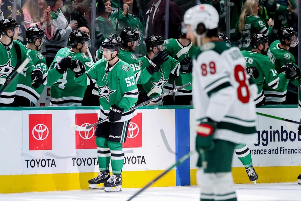 Jake Oettinger stops 32 shots, Stars score twice in a minute to beat Wild 3-0