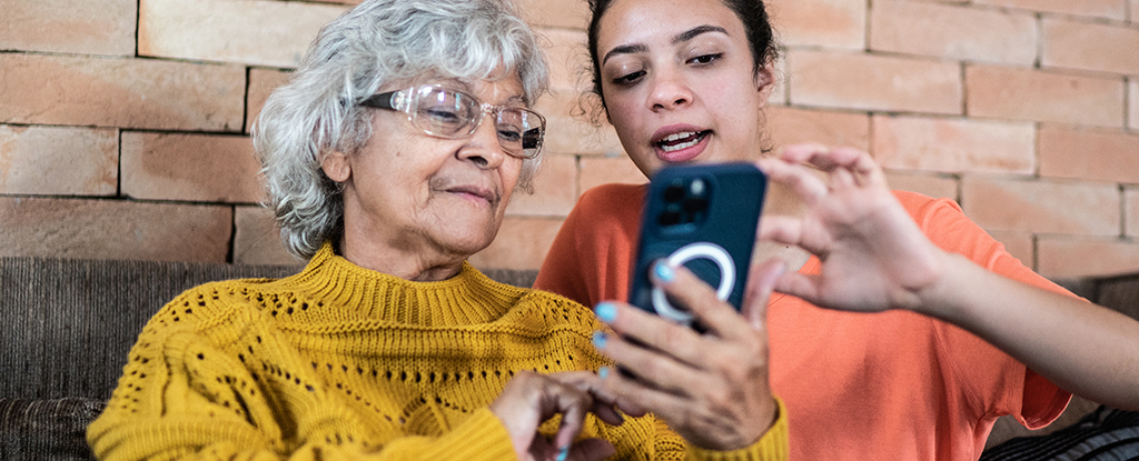 Using Tech as You Get Older Could Reduce Your Risk of Dementia : ScienceAlert