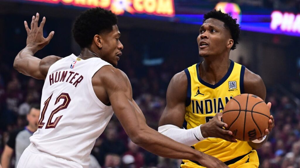 Bennedict Mathurin ejected after punching De'Andre Hunter