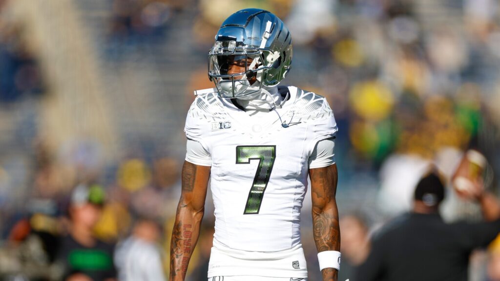Oregon WR Evan Stewart, who bypassed the 2025 draft, tore his patellar tendon