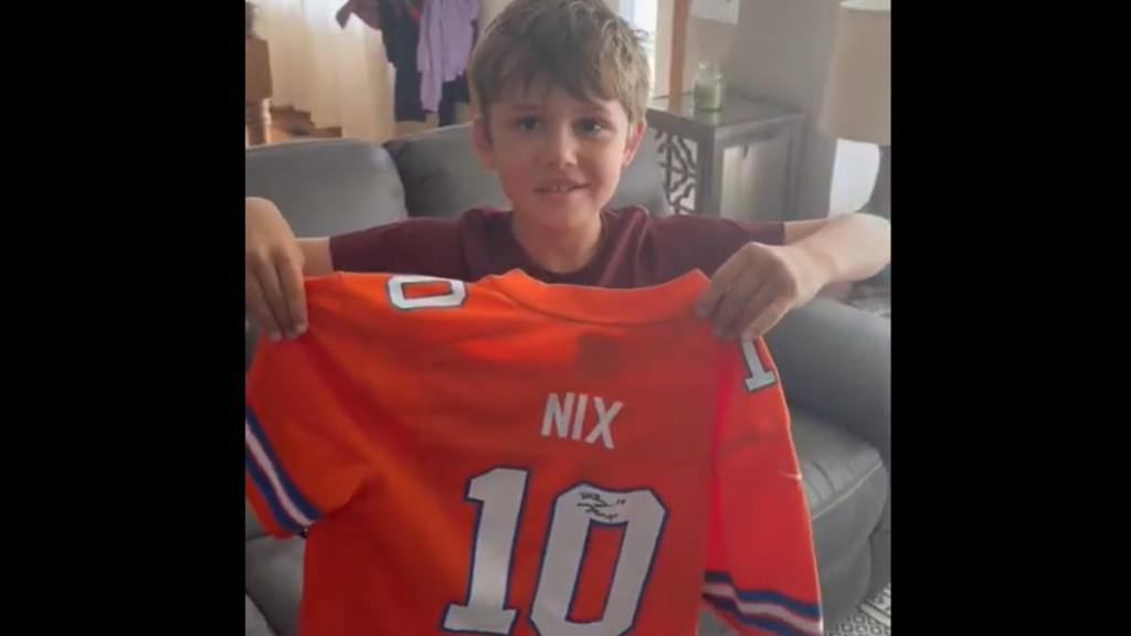 Bo Nix signs great birthday gift to young fan