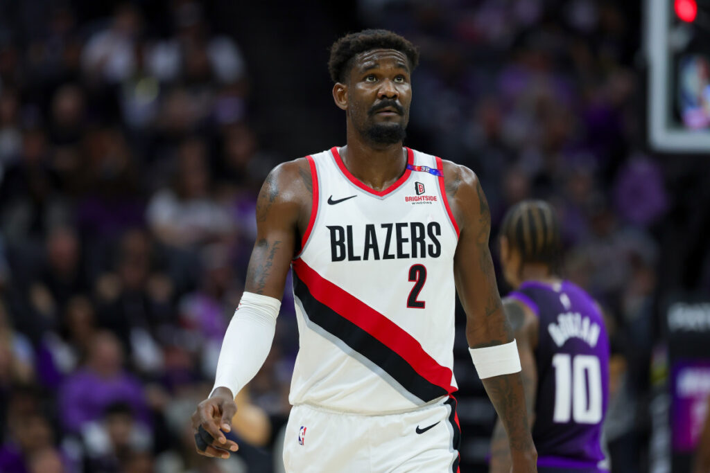 Lakers Bring Back Surprise Free Agent After Deandre Ayton Signing