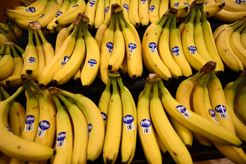 Leafy greens and bananas could reduce risk of heart disease by 24% because they reduce sodium in the bloodstream, new study finds