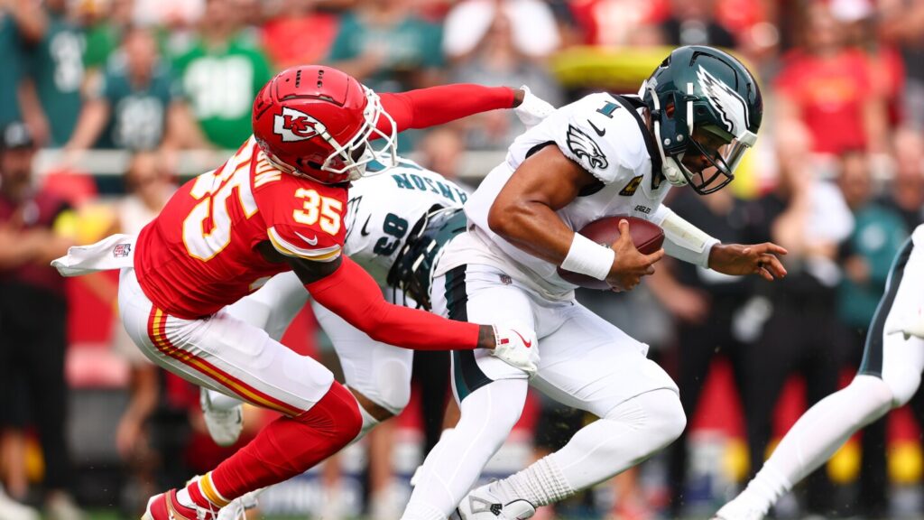 Eagles tie Chiefs 10-10 on final play of first half