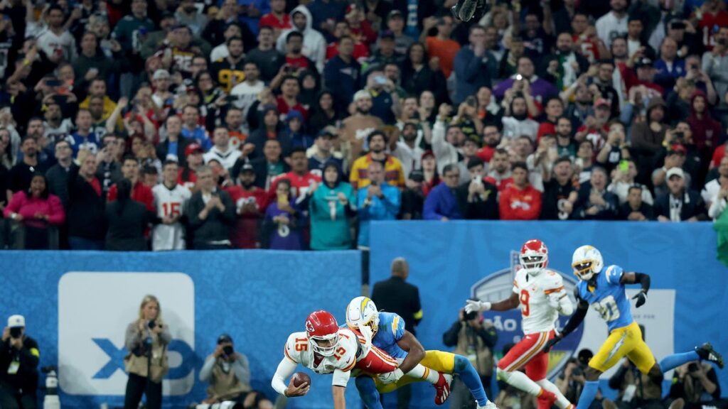 Mahomes completes unbelievable pass in Week 1