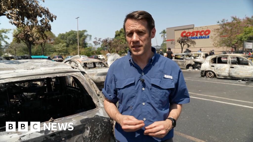[Burnt vehicles spotted in Puerto Vallarta amid violence linked to Mexican cartels.