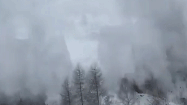 Tourist captures dramatic video of avalanche striking crowded passenger train