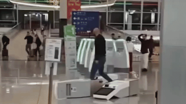 [Visitor damages 10 kiosks at Hong Kong airport, taken into custody