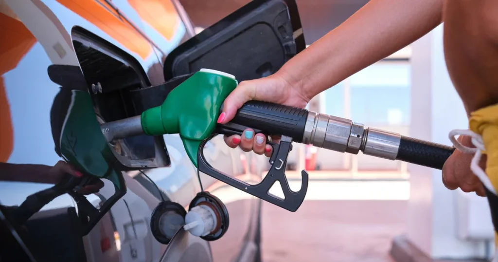 Brent crude prices reach $115 per barrel as U.S. stock market extends downward trend.