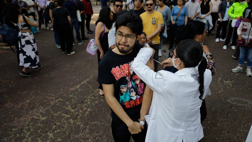 Does Mexico's extensive measles vaccination initiative achieve its goals?