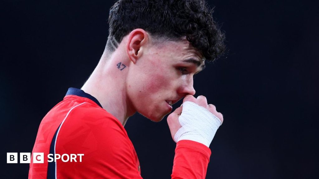 England and Uruguay draw 1-1 as Phil Foden and others miss key opportunities.
