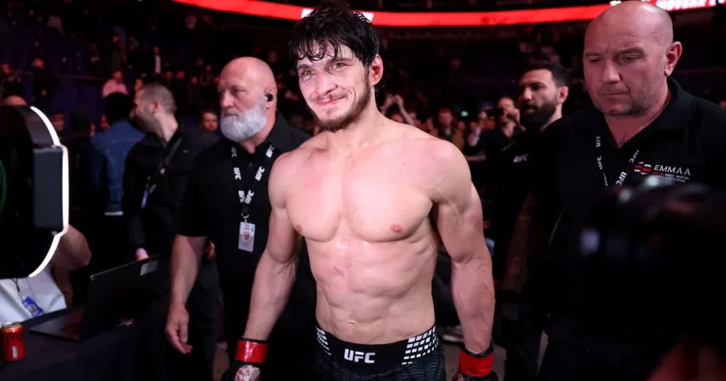 Evloev defeats Murphy, earning a chance to compete for the featherweight title against Volkanovski.