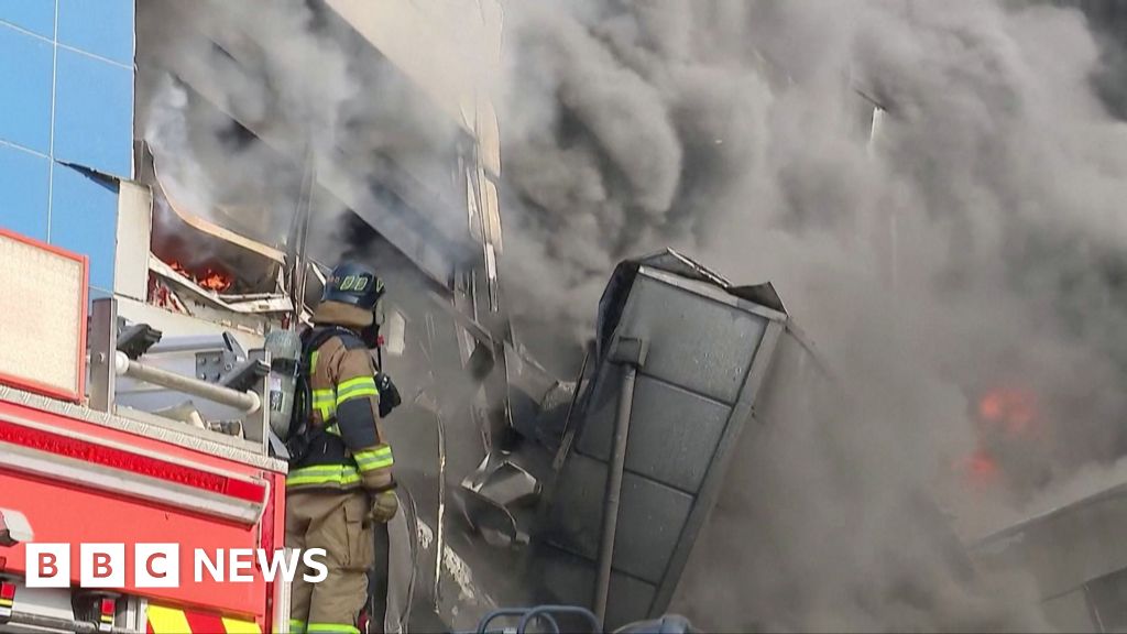 [Heavy smoke rises from South Korean automobile parts factory following fatal blaze.