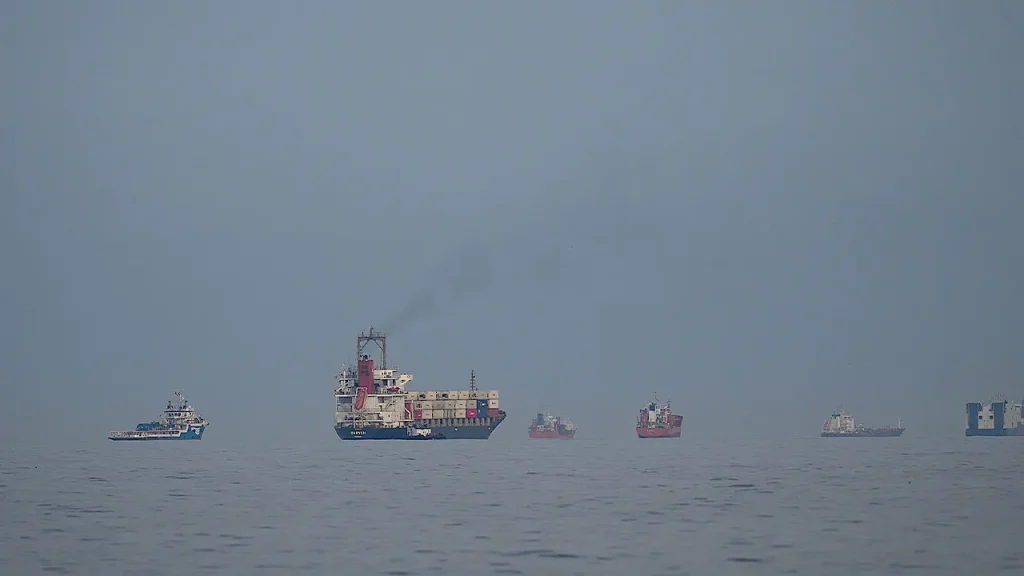 [Iran stations explosive vessels in key shipping routes of the Hormuz Strait.