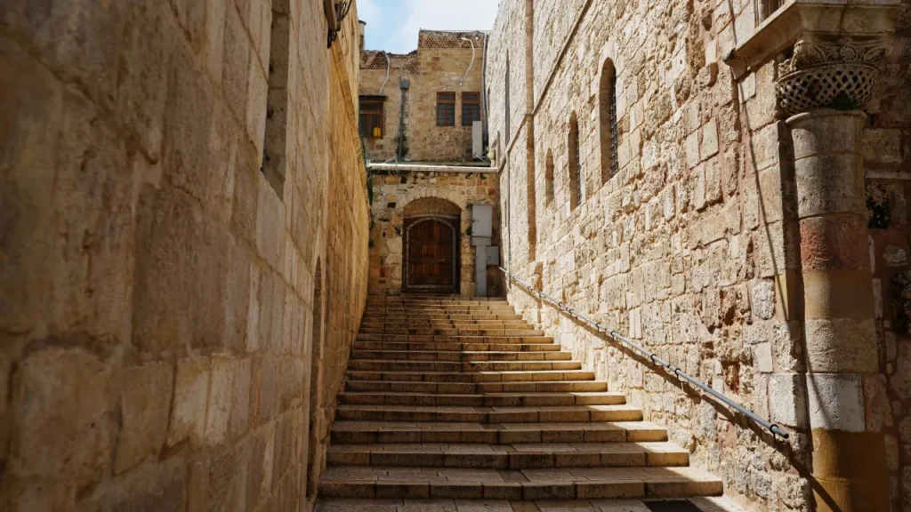 [Israeli police justify the closure of Jerusalem's sacred sites during Palm Sunday observances.