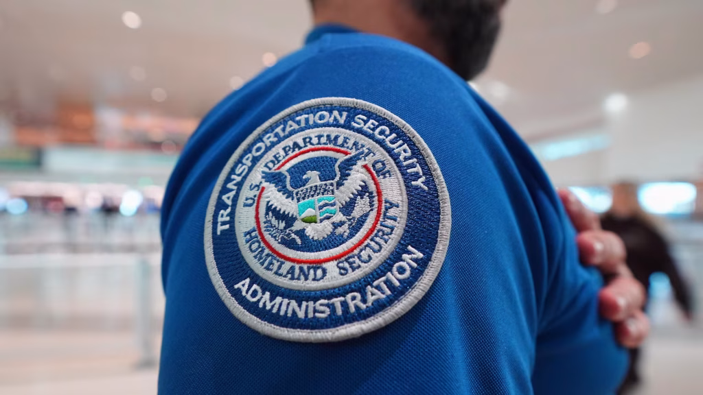 Leaders of major airlines urge Congress to reinstate Homeland Security financing and compensate airport employees.