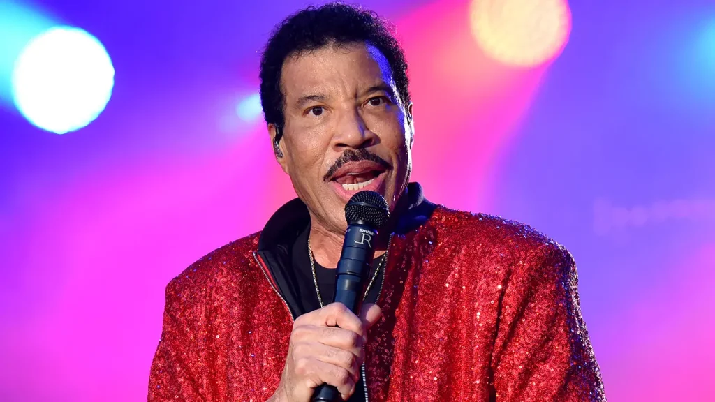 Lionel Richie advises upcoming artists to connect with their audiences following unusual Chappell Roan event