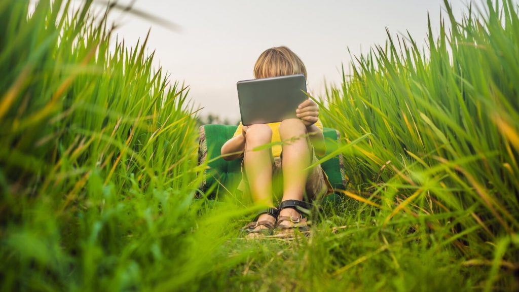 Program assists parents in managing children's desires for screens and sugary treats.