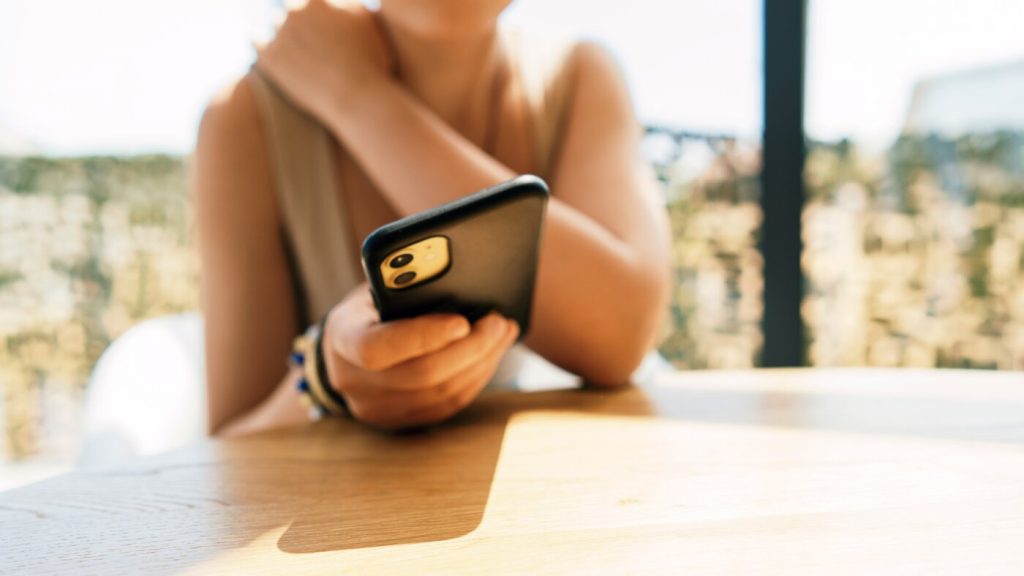 Study explores ways for companies to reduce social media addiction among teenagers.