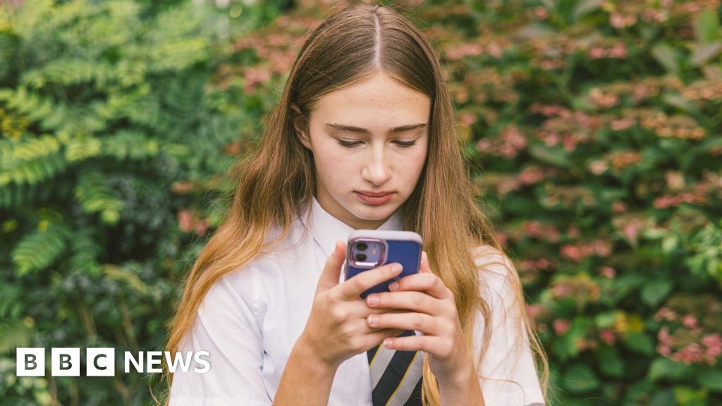 UK adolescents set to test restrictions on social media use and impose digital curfews.