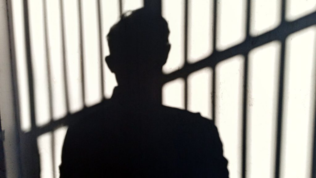A man's life takes an unexpected turn while imprisoned in solitary confinement.