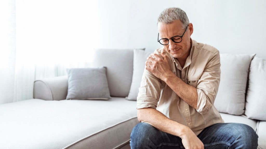Expert cautions that unexplained shoulder discomfort may indicate a form of cancer.