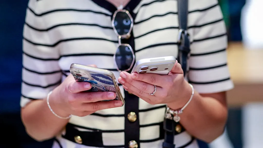 Fraudulent Apple Pay message almost leads woman to withdraw $15,000 in cash