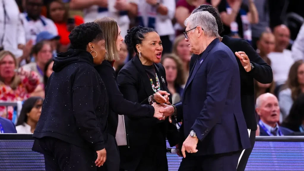Geno Auriemma declines handshake following heated exchange with Dawn Staley.