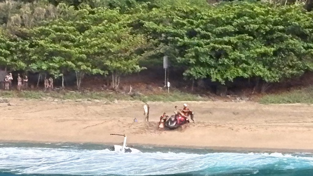 Hawaii helicopter tour crash that claimed three lives involved reported vibrations and spinning, according to pilot.