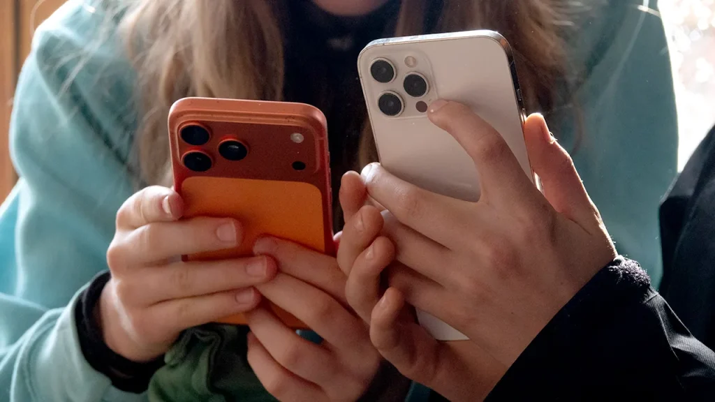 Hidden flashlight features on iPhone and Samsung devices that many users are unaware of