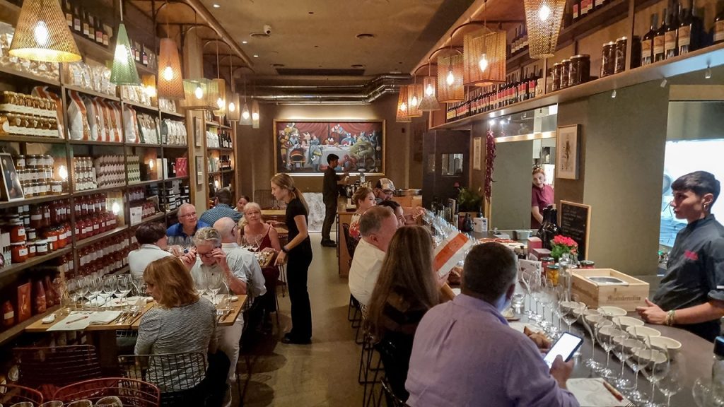 Increased number of U.S. bars and restaurants adopt phone-free dining experiences.