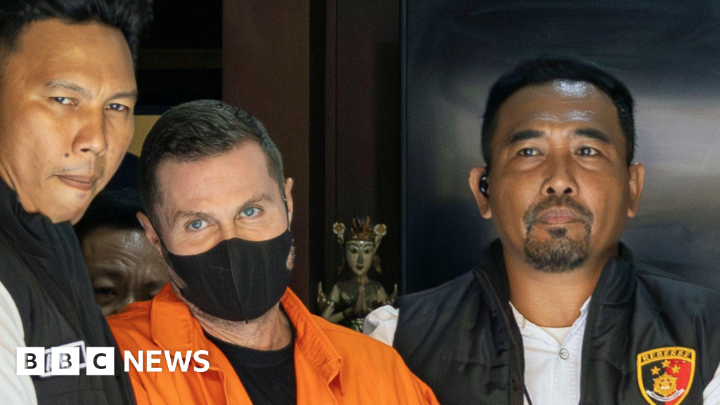 Spanish authorities break up Scottish drug trafficking group, arresting Steven Lyons.