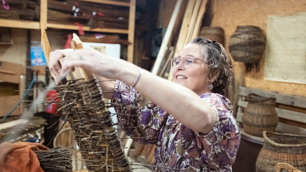 Terminally ill woman hosts friends to create her own casket.