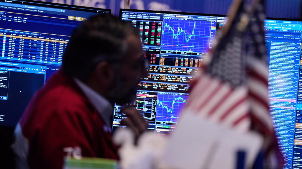 US stock markets exhibit varied performance while oil prices decline ahead of Trump's deadline regarding Iran's access to the Strait of Hormuz.