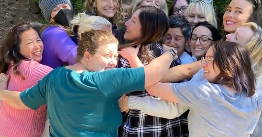 Daughters Without Mothers Unite for Support and Connection - CBS News