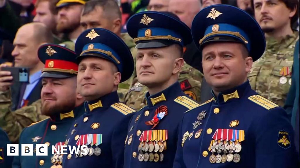 [Moscow's Red Square Hosts Reduced Victory Day Parade