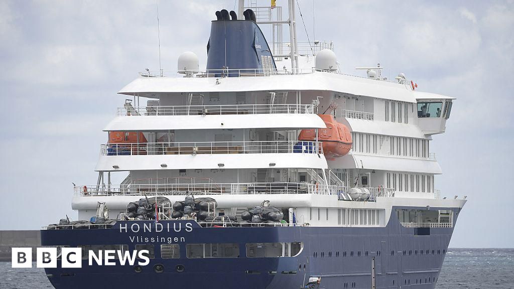 [Nebraska officials oversee health checks for hantavirus among passengers from a US cruise ship