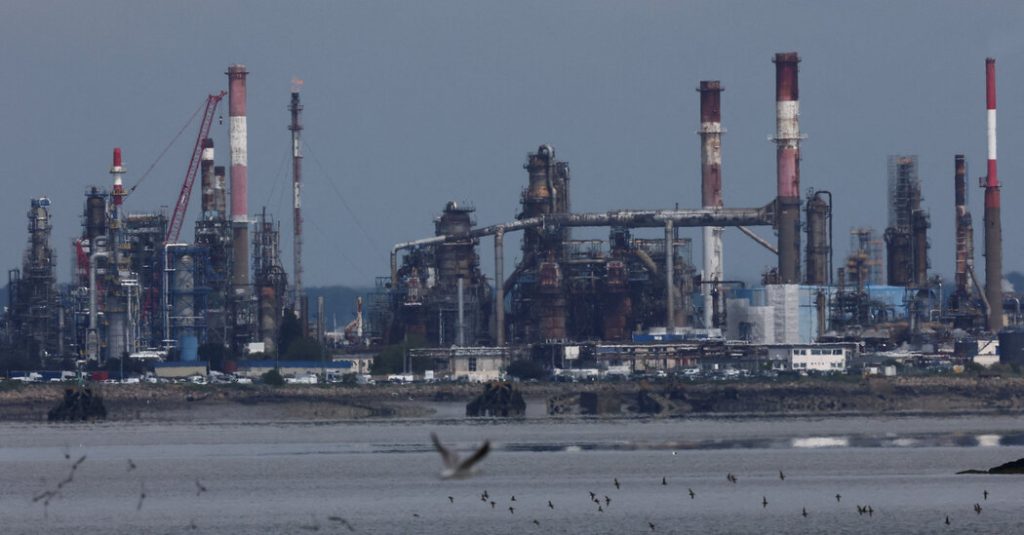 Oil Prices Decline While Staying High Amid Rising Tensions in the Middle East