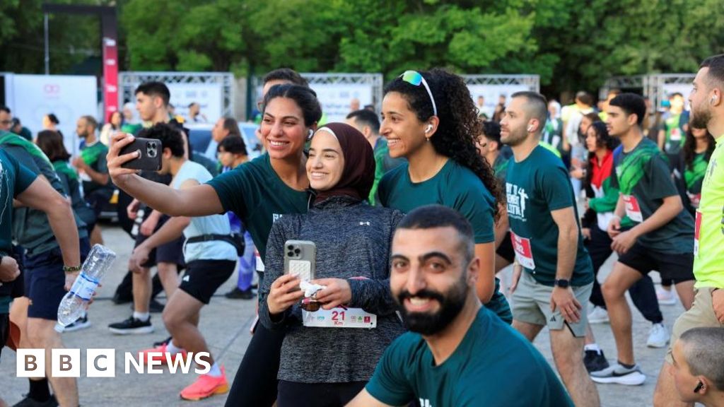 [Thousands of participants converge for the Palestine Marathon