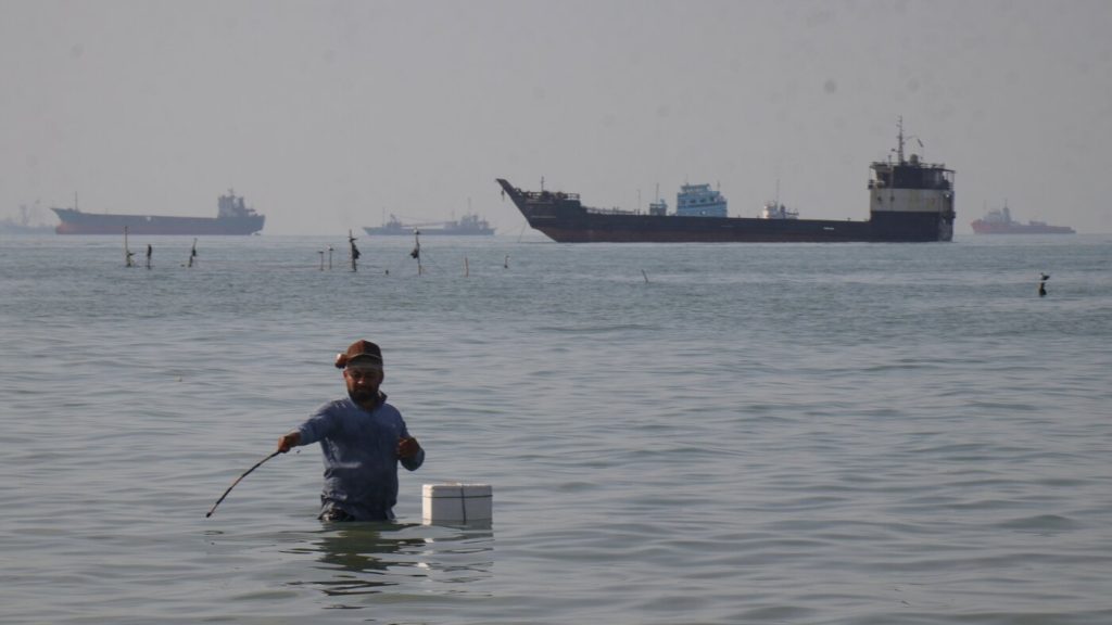 Trump announces U.S. plans to assist stranded vessels in the Strait of Hormuz.